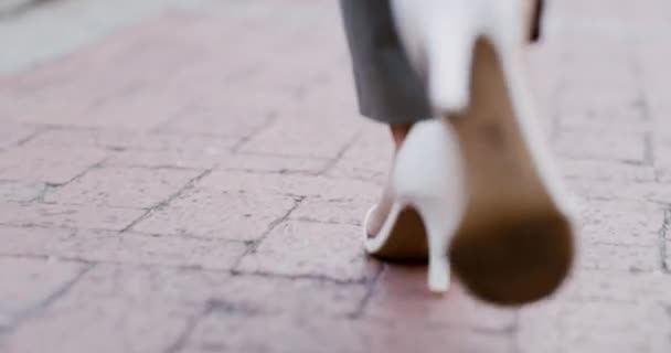 Walking with purpose. 4k video footage of an unrecognizable corporate businesswoman walking through the city. — Wideo stockowe