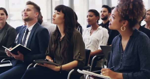 Abbiamo le menti migliori negli affari sotto lo stesso tetto. 4k filmati di un gruppo di imprenditori presenti ad una conferenza. — Video Stock