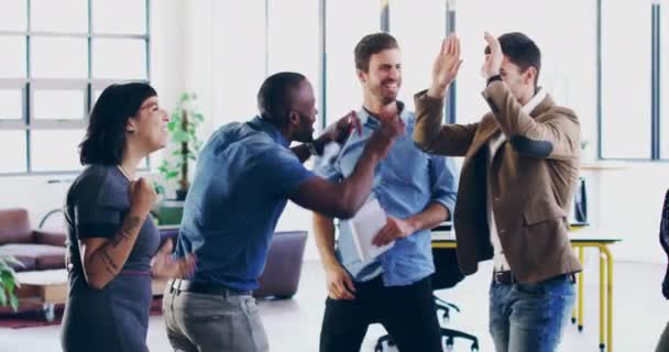 Im so proud of all of you. 4K video footage of a group of coworkers cheering and celebrating success in a modern office. — Vídeo de stock