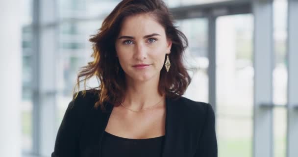 Αγαπώ την εταιρική ζωή. 4k βίντεο με μια ελκυστική νεαρή επιχειρηματία να στέκεται στο χώρο εργασίας της. — Αρχείο Βίντεο