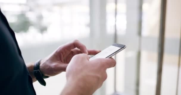 Az üzlet a kapcsolatokról szól. 4k videofelvétel egy felismerhetetlen üzletemberről, aki sms-t küld munka közben a liftben.. — Stock videók