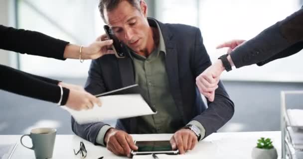 Feeling overwhelmed. 4k video footage of a businessman looking stressed while being overwhelmed with request from his colleagues in the workplace. — Vídeos de Stock