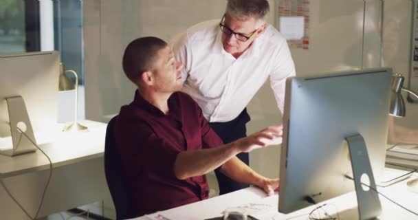 Sólo necesito tu aprobación en esto. 4k video de dos hombres de negocios trabajando hasta tarde en una computadora en una oficina. — Vídeos de Stock