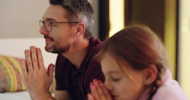 Dieu merci pour les pères. Vidéo 4k d'un père priant avec sa fille avant le coucher. — Video
