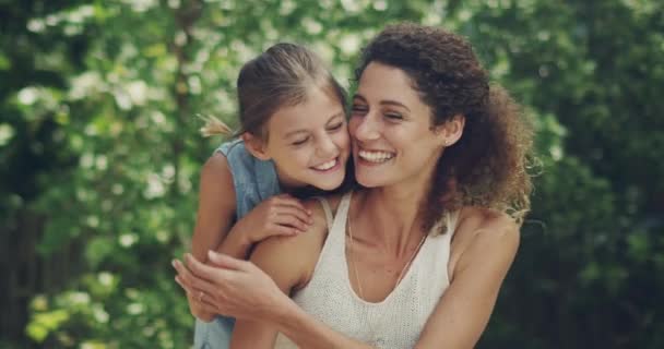 Dzieląc miłość na świeżym powietrzu z jej córką. 4k nagranie wideo matki i jej córeczki cieszących się dniem spędzonym razem na zewnątrz. — Wideo stockowe