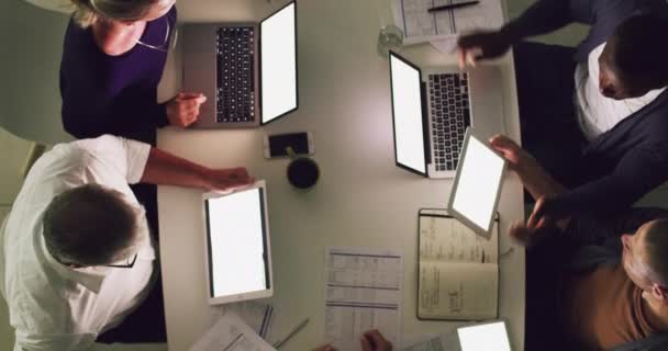 Finalizando sus planes para el éxito juntos. Imágenes de video de 4k de un grupo de empresarios teniendo una reunión en una oficina. — Vídeo de stock