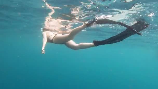 Sich durch alles über Wasser zu halten. 4k-Videoaufnahmen einer attraktiven jungen Frau, die in Schnorchelausrüstung im tiefblauen Ozean schwimmt. — Stockvideo
