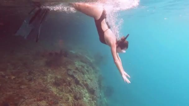 Jag finner min frihet i de vacklande vattnen. 4k videofilmer av en attraktiv ung kvinna som simmar iklädd snorklingsutrustning i det djupblå havet. — Stockvideo