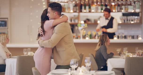 Cieszę się, że przyszłaś. Nagranie wideo 4k mężczyzny, który wstaje, by powitać swoją randkę w restauracji. — Wideo stockowe
