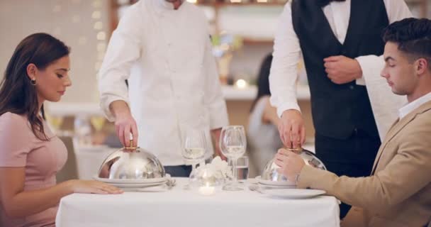 No wonder everyone is raving about the food here. 4k video footage of a waiter and chef serving a couple in a restaurant. — Stockvideo