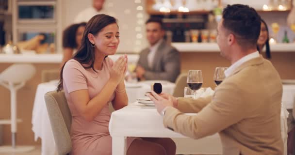 Nu vil denne restaurant altid være speciel for os. 4k video optagelser af en kvinde ser overrasket ud, mens hendes kæreste foreslår på en restaurant. – Stock-video