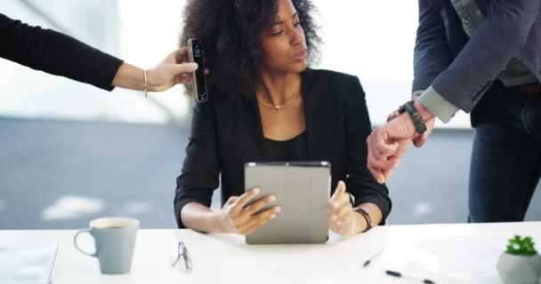 Se non è una cosa, è un'altra. 4k video di una donna d'affari che sembra stressata mentre viene sopraffatta dalla richiesta dei suoi colleghi sul posto di lavoro. — Video Stock