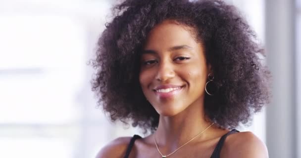 自信を持って。4kビデオ映像の魅力的な若い女性の笑顔にカメラ. — ストック動画