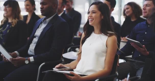 Ella está emocionada de aprender mucho. Imágenes de video de 4k de una joven empresaria sentada en una conferencia. — Vídeos de Stock