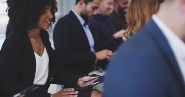 Estão a tomar nota de cada ponto. Vídeo 4k de um grupo de empresários sentados em uma reunião de conferência. — Vídeo de Stock