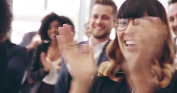 Esa es una respuesta positiva. Imágenes de video de 4k de empresarios aplaudiendo mientras asisten a una conferencia. — Vídeo de stock