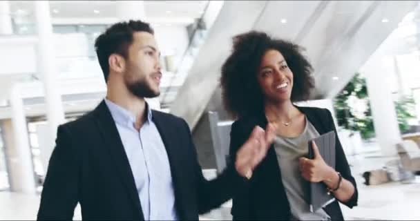 Jsem si tím setkáním jistý. 4k video záběry dvou sebevědomých podnikatelů kráčejících spolu s digitálními tabletami na rukou při práci. — Stock video