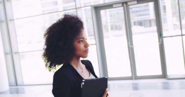 Lei e la fiducia sono migliori amiche. Filmato 4k di una giovane donna d'affari fiduciosa che cammina con un tablet digitale e mostra un gesto amichevole alla fotocamera al lavoro. — Video Stock