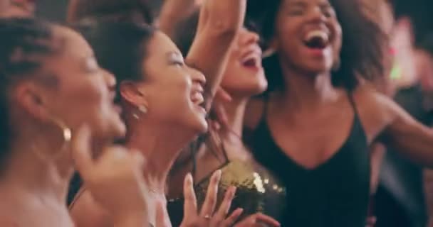 Toneladas de diversión de P.M. a A.M.. 4k video filmación de mujeres jóvenes bailando juntas en una fiesta. — Vídeo de stock