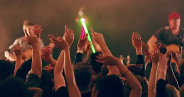 You know the musics good when the crowd gets grooving. 4k video footage of a crowd of people cheering and dancing during a live musical performance. — Wideo stockowe