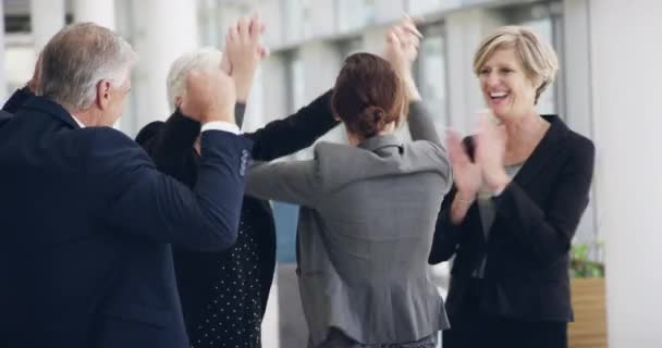 Başarı yanında kimin olduğuyla ilgilidir. Bir grup iş adamının başarılarını kutlayan 4K görüntüleri.. — Stok video