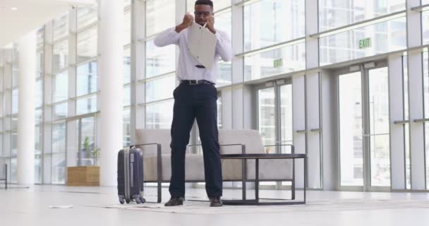 The important part is how fast you get up after falling. 4k video footage of businessman losing his cool at the office. — Stockvideo