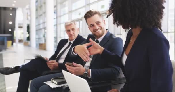 Faça mais conexão e você terá mais sucesso. Vídeo 4k de empresários sentados em um escritório. — Vídeo de Stock