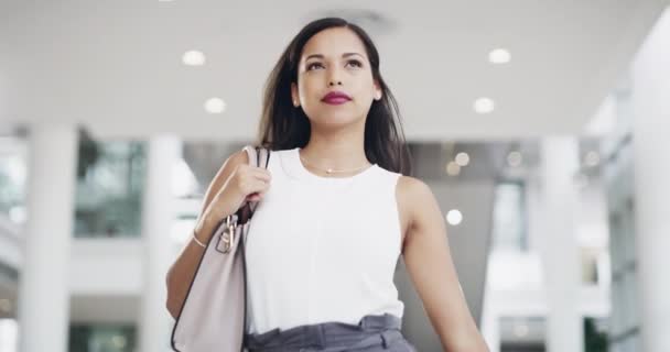 Die Besten zu sein, erfordert mutige Schritte. 4k-Videoaufnahmen einer selbstbewussten jungen Geschäftsfrau beim Gang durch ein modernes Büro. — Stockvideo