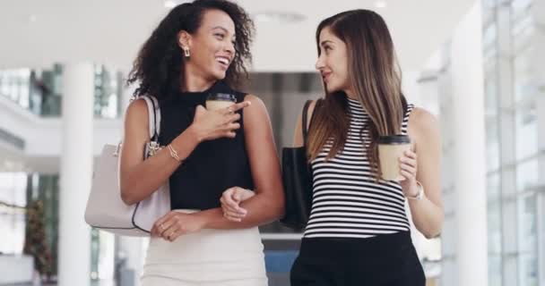 Logo de manhã, café com conversas. Filmagem em vídeo 4k de duas belas jovens empresárias em um escritório moderno. — Vídeo de Stock