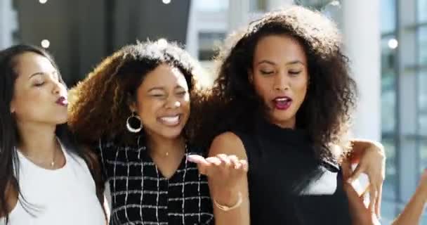 Têm muito com que se alegrar. 4k vídeo de três atraentes jovens empresárias dançando alegremente no local de trabalho. — Vídeo de Stock