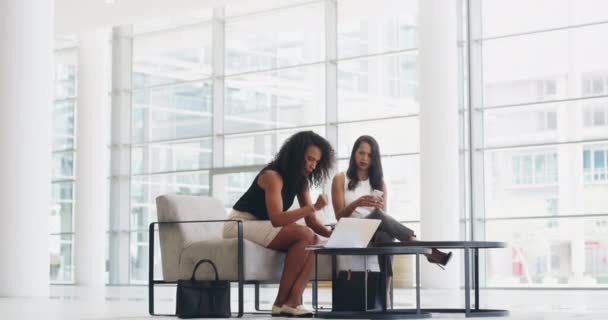 Ill show you whos boss. 4k video footage of a businesswoman breaking a laptop in a a modern office. — Vídeos de Stock