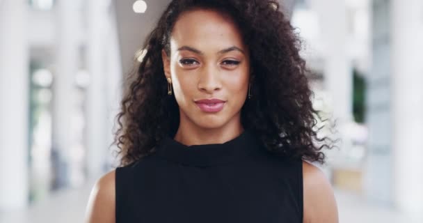 Ze straalt vol vertrouwen. 4k video beelden van een aantrekkelijke jonge zakenvrouw staan in haar werkplek. — Stockvideo