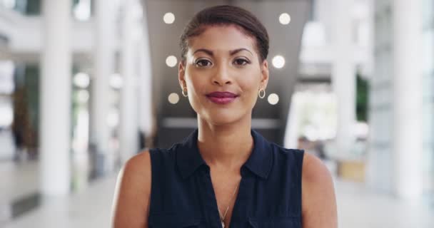 君の成功は君次第だ。4kビデオフッテージの若い美しいビジネス女性で現代オフィス. — ストック動画