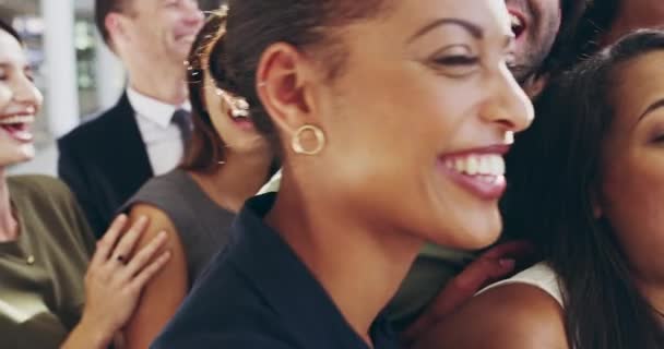 Las personas exitosas sonríen más. Imágenes de video de 4k de un grupo de empresarios felices de pie en el lobby de su lugar de trabajo. — Vídeos de Stock