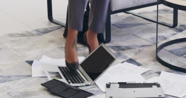 Meanwhile during month end. 4k video footage of a businesswoman breaking a laptop in a a modern office. — Stock videók