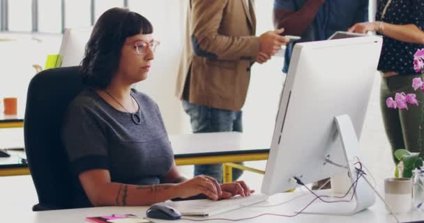 Δίνει όλη της την προσοχή στη δουλειά. Βίντεο 4K μιας νεαρής σχεδιάστριας που δουλεύει στον υπολογιστή της σε ένα σύγχρονο γραφείο. — Αρχείο Βίντεο