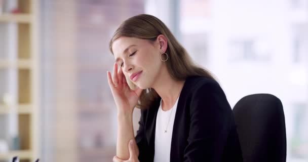 W tym tempie nic nie zrobi. Nagranie wideo 4k dobrze ubranej bizneswoman czuje się zestresowana siedząc w biurze. — Wideo stockowe