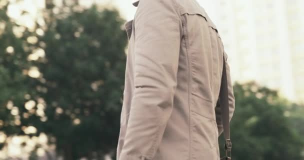 Hay mucho que ver en la ciudad. Imágenes de video de 4k de un hombre de negocios mirando la ciudad. — Vídeos de Stock