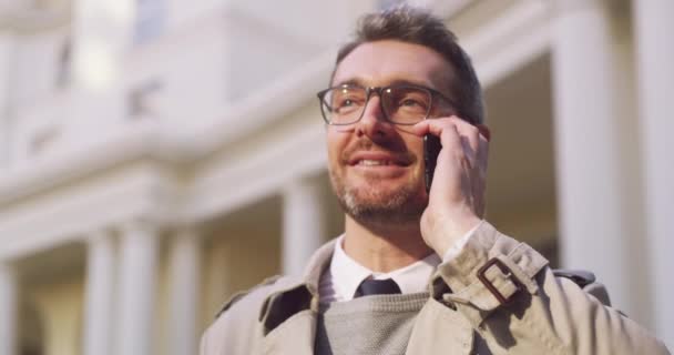 Connect anywhere. 4k video footage of a businessman on a call outside. — Vídeo de stock