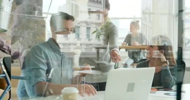 Giovane donna d'affari asiatica fiduciosa in un incontro con i colleghi di lavoro, parlando. Diversi gruppi di uomini d'affari che fanno brainstorming durante una riunione, parlano e sorridono usando un computer portatile. — Video Stock