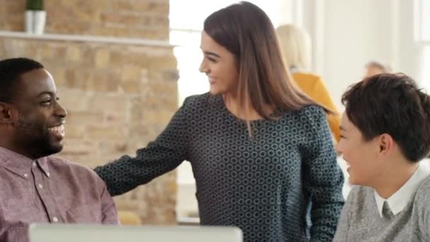 A group of businesspeople brainstorming during a meeting. A diverse group of corporate businesspeople planning during a meeting, talking and laughing. A group of happy businesspeople talking — Stok video