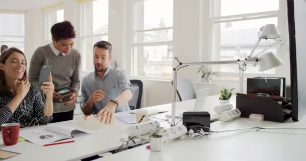 Un gruppo di giovani imprenditori che fanno brainstorming, pensando alle idee per un modello di cupola 3D. Gli uomini d'affari aziendali sorridono, parlando durante la riunione utilizzando un dispositivo tablet digitale wireless. — Video Stock