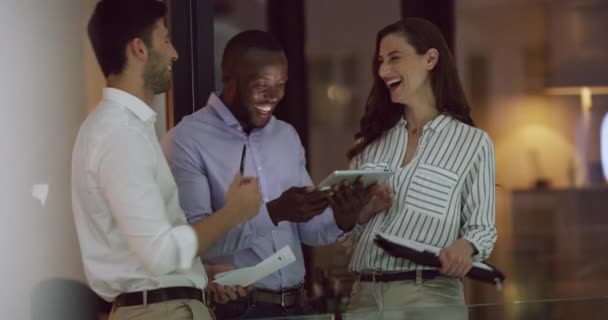 Les encanta cuando un proyecto se une. Imágenes de 4k de un grupo de colegas de negocios felices haciendo una lluvia de ideas sobre una tableta en la oficina. — Vídeos de Stock