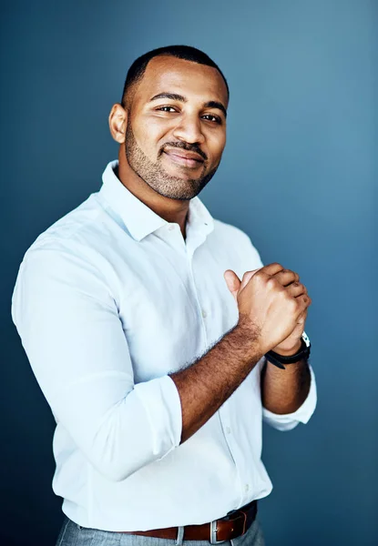 Op naar grotere en betere dingen. Gehakt portret van een knappe jonge zakenman alleen staande tegen een studio achtergrond met zijn handen tegen elkaar geklemd. — Stockfoto