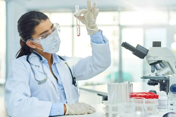 Sie arbeitet hart daran, ihren Beitrag zu den Wissenschaften zu leisten. Aufnahme eines jungen Wissenschaftlers, der in einem Labor arbeitet. — Stockfoto