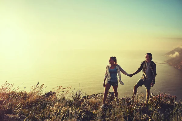 Prozkoumejme cestu, po které jsme méně cestovali. Shot of a affectionate young couple bonding while out on a hike together. — Stock fotografie