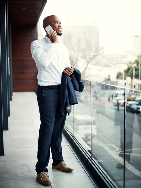 전화기다리고 있었어요. 잘생긴 젊은 사업가 가 사무실 밖에서 핸드폰으로 얘기하는걸찍은 사진.. — 스톡 사진