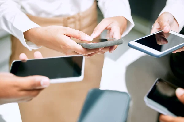 Als Team verbunden bleiben. Schnappschuss einer Gruppe unberechenbarer Geschäftsleute, die ihre Smartphones synchron nutzen. — Stockfoto