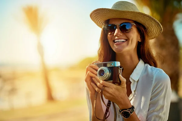 Redo för sommaren och nya minnen. Skjuten av en attraktiv ung kvinna med hjälp av en kamera på en sommardag utomhus. — Stockfoto