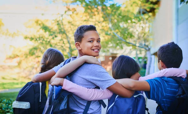 学校は外にあり、今は楽しい時間です。外の子供たちのグループのレビューショット. — ストック写真